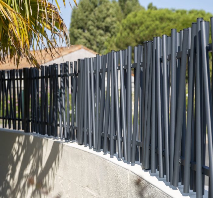 CHANTIER_saint_palais_kostum_aluminium_architecte_cloture_muret_tubes_7016_gris_anthracite_sur_mesure (1)