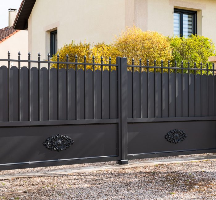 ch_portail_plein_aluminium_pont_aven_kostum_noir_sable_gouttes_deau_rosace (7)