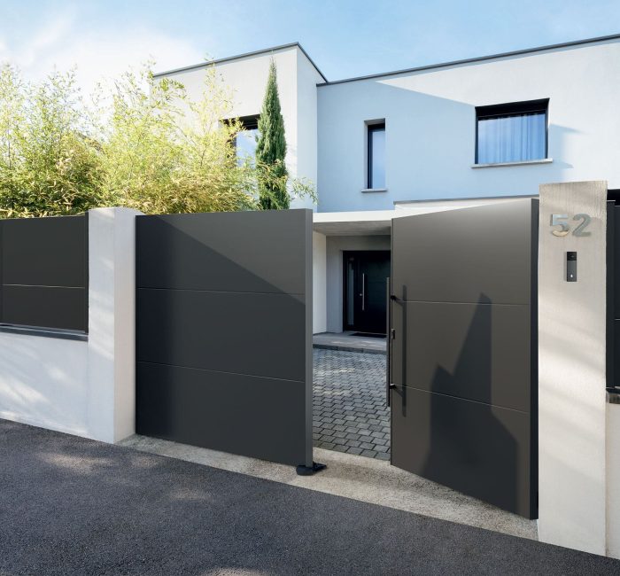 kostum_aluminium_architecte_portail_battant_plein_cloture_pleine_klavel_2100__sonette_visio_barre_tirage_inox (3)