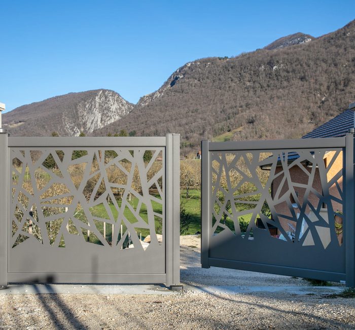 portail-battant-aluminium-fresk-awenig-decor-broceliande-2900